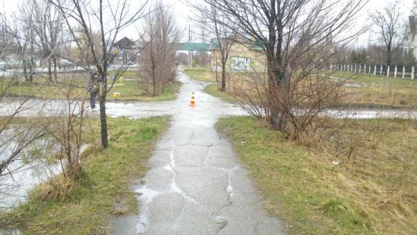 В Невинномысске на пешеходной дорожке сбили женщину, водитель в бегах